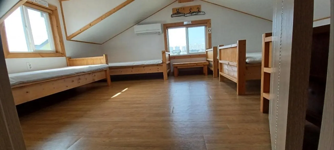 Tree House Guesthouse Jeju
